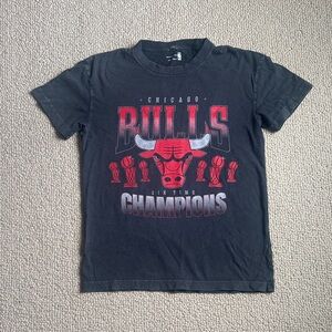 Abercrombie & Fitch Chicago Bulls Graphic Tee